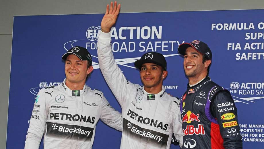 Am Ende ist es Lewis Hamilton (Mi.), der sich die Pole Position für das erste Rennen des Jahres sichert. Daniel Ricciardo (re.) überrascht mit einem bärenstarken ersten Auftritt im Red Bull und verhindert eine silberne erste Startreihe. Nico Rosberg muss sich mit Rang drei zufrieden geben.