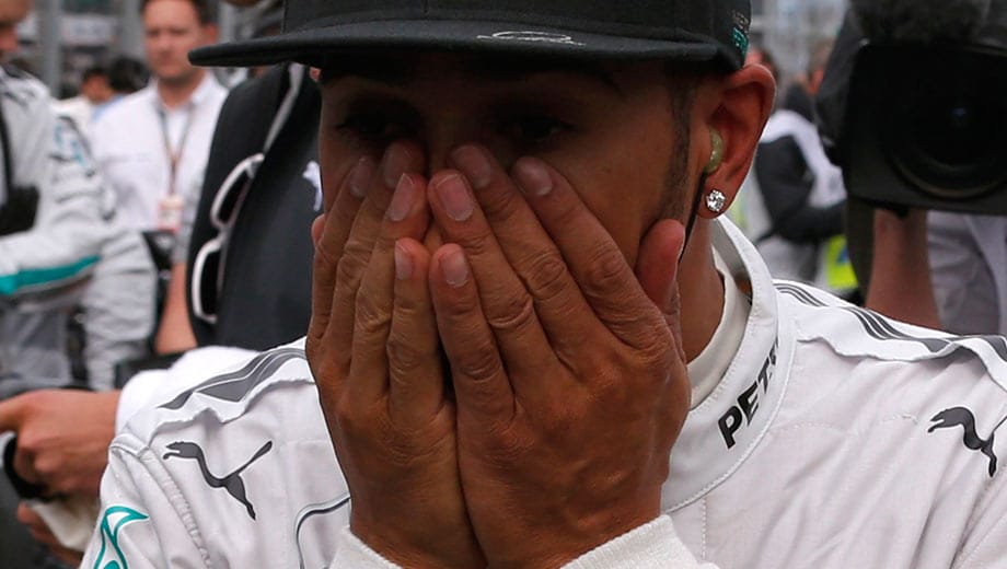 Große Enttäuschung: Lewis Hamilton startet von der Pole Position, muss seinen Silberpfeil aber bereits in Runde vier abstellen.
