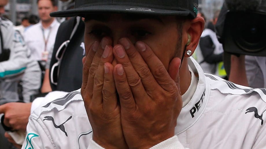 Große Enttäuschung: Lewis Hamilton startet von der Pole Position, muss seinen Silberpfeil aber bereits in Runde vier abstellen.