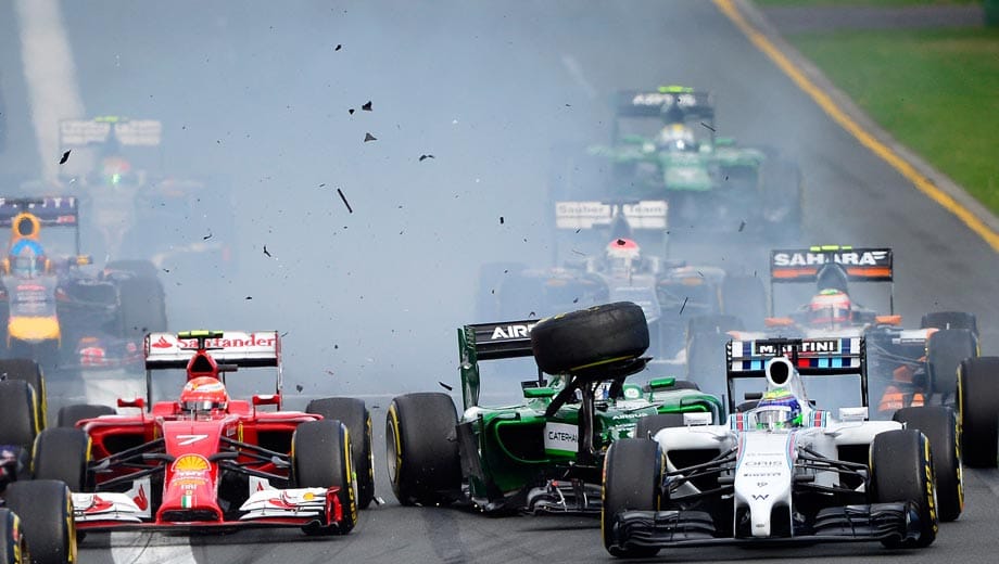 Die Anfangsphase des Rennens ist spektakulär. Kamui Kobayashi im grünen Caterham kracht in Felipe Massas Williams (re.).