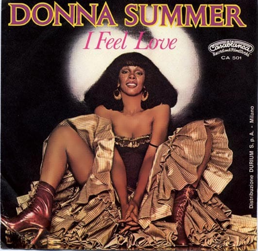 Moroder arbeitete auch mit der Musical-Sängerin Donna Summer zusammen und verhalf ihr zum großen Durchbruch.