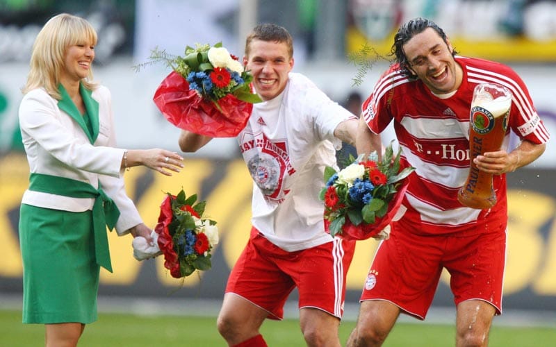 In der Saison 2007/08 feiern die Bayern einen ungefährdeten Start-Ziel-Sieg und haben letztlich satte zehn Punkten Vorsprung auf den Zweitplatzierten Werder Bremen. Luca Toni (rechts, daneben Lukas Podolski) überzeugt in dieser Spielzeit nicht nur am Weißbierglas und als Rosenkavalier - er hat mit 24 Saisontreffern auch einen gehörigen Anteil daran, dass sich der Rekordmeister bereits am 31. Spieltag in Wolfsburg selbst zum Titelträger kürt.