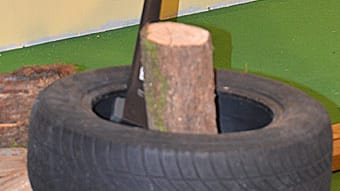 Holz spalten mit der Axt: Autoreifentrick 2