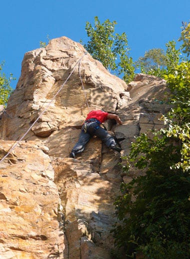 Klettern am Fels: Erste Route eines Kletteranfängers.
