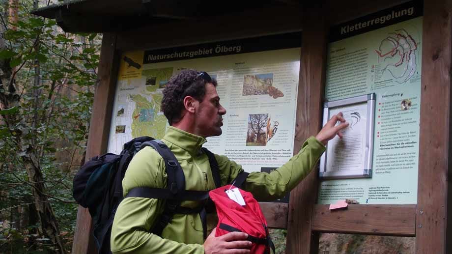 Kletterlehrer Ralph Bachmann erklärt die Kletterregelungen im Naturschutzgebiet in Schriesheim.