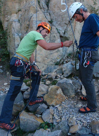 Partnercheck beim Klettern: Sitzt der Klettergurt perfekt?