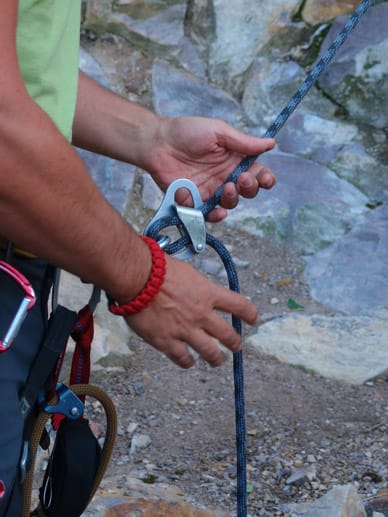 Das richtige Sichern beim Klettern: Eine Hand am Bremsseil, eine Hand über dem Sicherungsgerät.