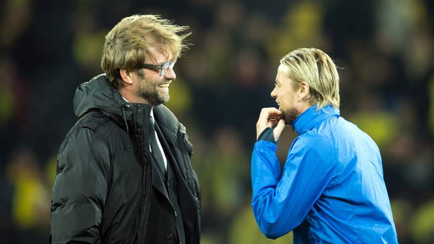 BVB-Trainer Jürgen Klopp (li.) scherzt vor dem Anpfiff der Partie noch mit Ex-Bayern-Profi Anatoli Timoschtschuk herum, der nun für Zenit spielt.