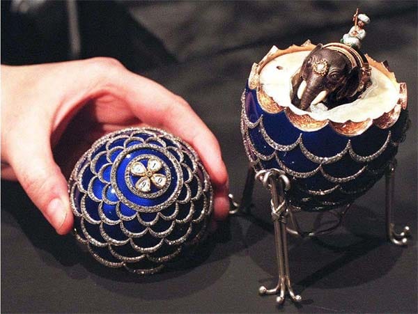 Noch rund 43 Fabergé-Eier soll es auf der Welt noch geben, sie werden heute für Rekordsummen versteigert. Im Inneren dieses Exemplars verbirgt sich ein Indischer Elefant. Der Wert des Kunstwerks wird auf rund drei Millionen Euro geschätzt.