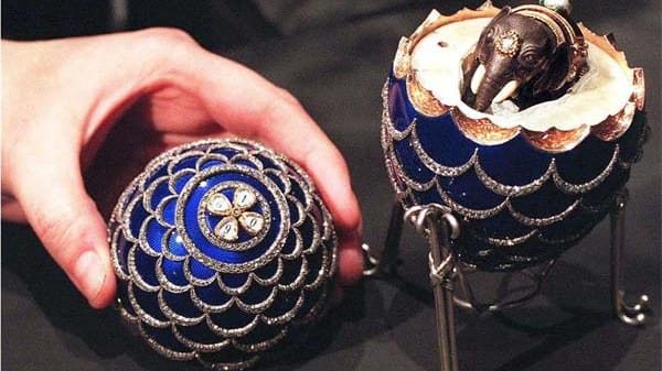 Noch rund 43 Fabergé-Eier soll es auf der Welt noch geben, sie werden heute für Rekordsummen versteigert. Im Inneren dieses Exemplars verbirgt sich ein Indischer Elefant. Der Wert des Kunstwerks wird auf rund drei Millionen Euro geschätzt.