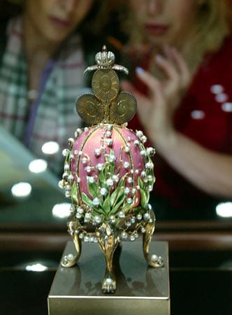 Das Maiglöckchen-Ei von 1898 ist mittlerweile im Besitz des Russen Viktor Veklselberg, der als zweitreichster Mann des Landes gilt. Im Februar 2004 kaufte er die Fabergé-Sammlung der amerikanischen Milliardärsfamilie Forbes für 100 Millionen Dollar, rund 765 Millionen Euro.