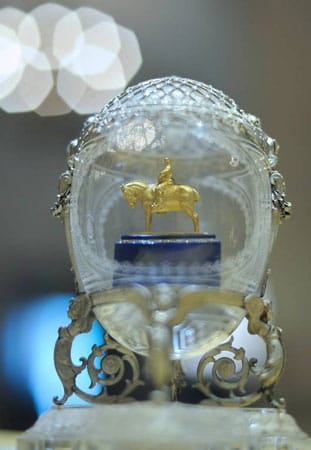 Im Inneren dieses Eis von 1910 steht für alle sichtbar eine Goldreplik eines Reiterdenkmals Alexanders III auf einem Sockel aus Lapislazuli. Die Eierspitze wird von einem großen Tafeldiamanten gekrönt. Heute ist es in Besitz des Kremls.