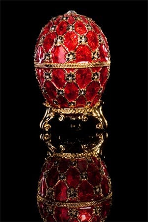 Zu dem Rotkreuz-Ei von 1915 gehört zusätzlich noch eine Schatulle aus weißem Samt, die aber vermutlich erst in neuerer Zeit angefertigt wurde. Das Ei besteht aus Gold und vergoldetem Silber, was auf die kriegsbedingten Sparmaßnehmen zurückzuführen ist.