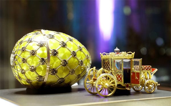 Das Krönungs-Ei von 1897 gehört zu den bekanntesten Fabergé-Eiern. Die Kutsche, die sich sonst im Inneren verbirgt, ist ein Miniaturmodell derjenigen, die Zar Nikolaus II und Zarin Alexandra fuhren. Sie ist aus Gold, Platin und mit Emaille und Juwelen besetzt.