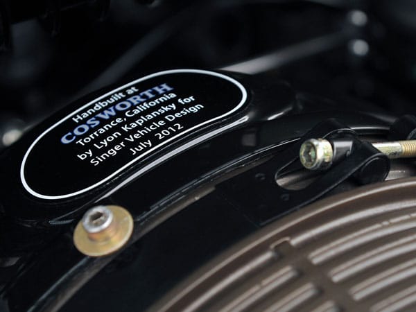 Die Handarbeit der Tuning-Schmiede Cosworth bekommt der Kunde der Singer-Manufaktur auf einer kleinen Plakette im Motor bestätigt.