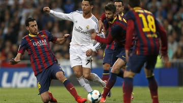 Real Madrids Stürmerstar Cristiano Ronaldo bekommt gleich zu Anfang des El Clasicos den harten Einsatz einiger Barca-Akteure zu spüren.