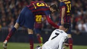 Ronaldo kann oft nur durch ein Foul gestoppt werden. Hier wird der Portugiese vom spanischen Nationalverteidiger Gerard Pique (li.) unsanft gelegt.