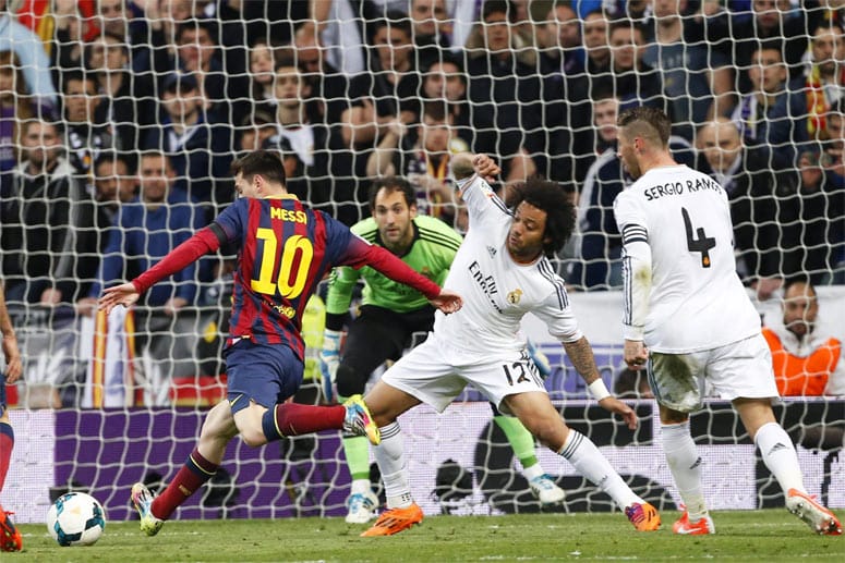 Barcas Topstar Lionel Messi (li.) trifft hier zum zwischenzeitlichen 2:2. Da kommt auch Reals Verteidiger Marcelo nicht mehr dran.