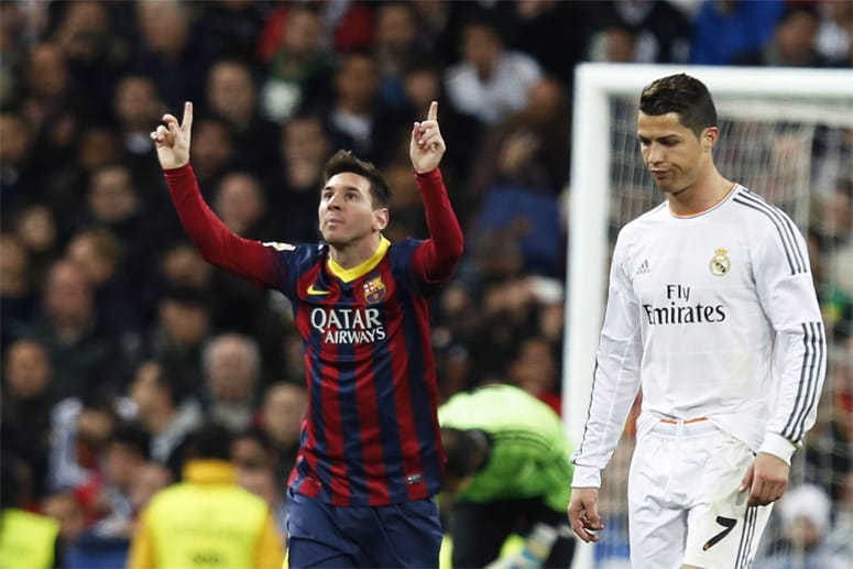 Messi dreht nach seinem zweiten verwandelten Elfmeter jubelnd ab. Weltfußballer Ronaldo kann da nur das Gesicht verziehen.