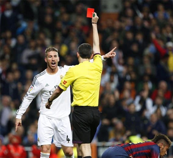 Nach einer Notbremse gegen Brasiliens Superstar Neymar kassiert Ramos die Rote Karte von Schiedsrichter Alberto Undiano Mallenco.