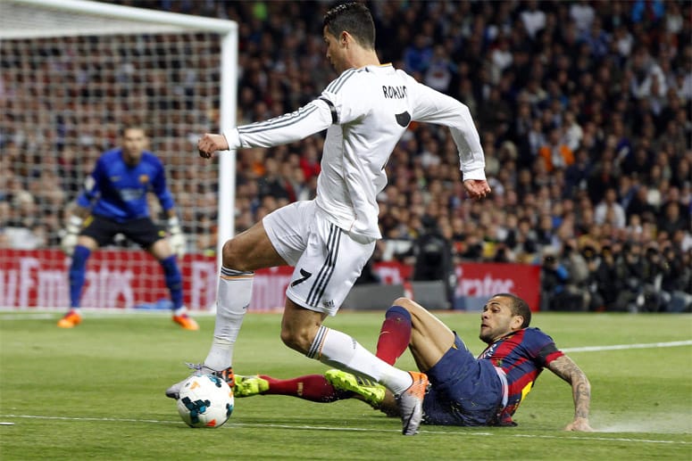 Ronaldos Solos sind gefürchtet, hier versucht es der Weltfußballer im Zweikampf mit Dani Alves.