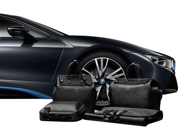 Die ultraleichte Gepäckserie von Louis Vuitton fügt sich passgenau in den BMW i8 ein. Passend zum innovativen Design des Sportwagens bestehen die Koffer aus stabiler Carbonfaser.