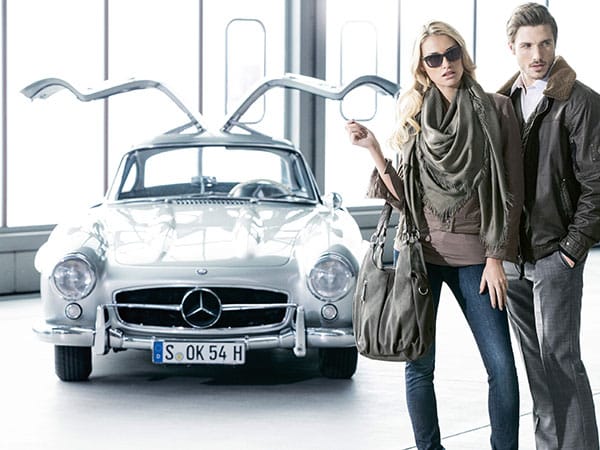 Zeitlos, schnell und elegant – so präsentieren sich Oldtimer von Mercedes Benz. Wer solch ein Goldstück sein Eigen nennt, braucht nicht nur passende Accessoires: Mercedes bietet Ihnen sogar eine spezielle 2-in-1-Cabriojacke.