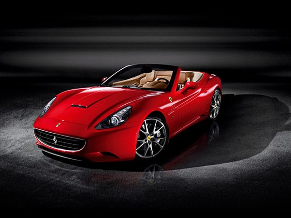 Ein Traum für alle PS-Liebhaber: der Ferrari California. Außen starkes Rot und innen elegantes Leder – passend zum Auto gibt es Gepäckstücke in beiden Farben, die perfekt in den begrenzten Innenraum passen.