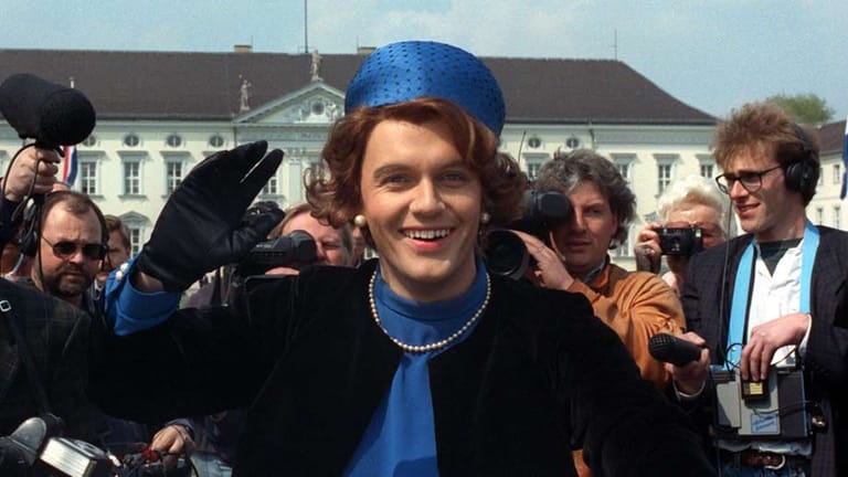 Tränen lachte die TV-Nation vor 20 Jahren, als Hape Kerkeling sich als niederländische Königin Beatrix verkleidete und in einem Gasthaus Personal und Polizei wuschig machte.
