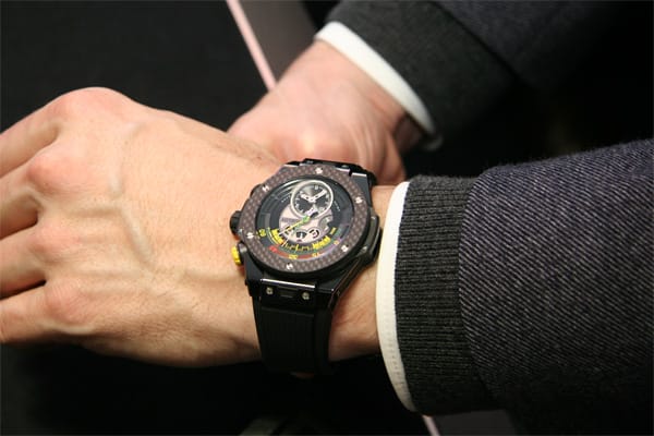 Hier die Hublot Big Bang Unico Bi-Retrograde Chrono in schwarzer Keramik. Dies ist die offizielle Uhr der FIFA-Fußball-WM, diese Uhr wird 200 mal gebaut. Der Preis: Rund 20.000 Euro. Die Uhr erlaubt die Zeitmessung einer Halbzeit und ist der brasilianischen Legende Pelé gewidmet.