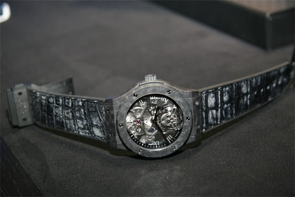 Kaum zu glauben, aber wahr: Diese Uhr ist schon ausverkauft. Vom Classic Fusion Tourbillon Skull in weiß werden 50 Stück gebaut, eine Uhr kostet knapp 89.000 Euro. Der Wirbelwind ist in Totenkopf-Form gebaut.