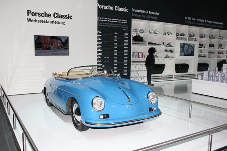 Porsche wies auf seinem Stand nicht nur auf Original-Ersatzteile hin, sondern auch auf die Komplettrestaurierung im Werk.