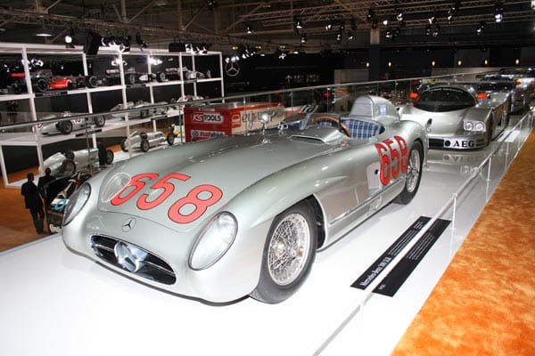 300 SLR: Selbst das ehemalige Dienstfahrzeug von Juan Manuel Fangio ist auf dem Mercedes-Stand zu bestaunen.