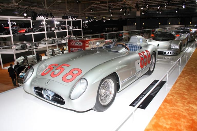 300 SLR: Selbst das ehemalige Dienstfahrzeug von Juan Manuel Fangio ist auf dem Mercedes-Stand zu bestaunen.