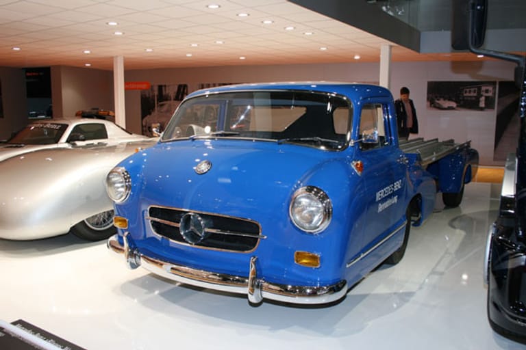 Speziell für den Transport der Rennwagen auf Basis des 300 SL baute Mercedes dieses Gefährt.