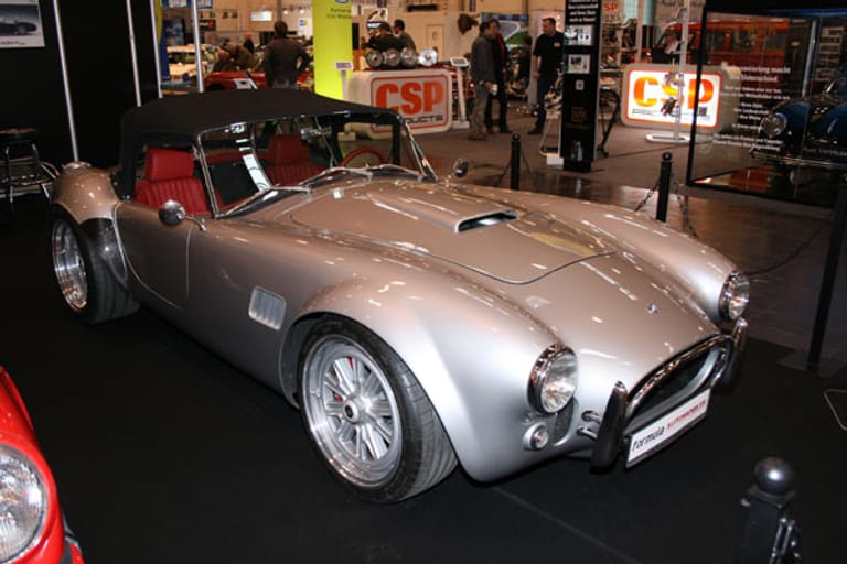 Britisch-amerikanischer Kultsportler: Die Karosserie der Cobra stammt vom englischen Hersteller AC, die großen V8-Motoren lieferte dagegen Ford.