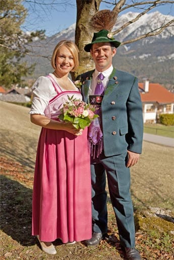 Nur wenige Wochen vor der Geburt ihres ersten Kindes hat Biathlon-Weltmeisterin Magdalena Neuner am 29. März 2014 ihren langjährigen Freund Josef Holzer geheiratet.