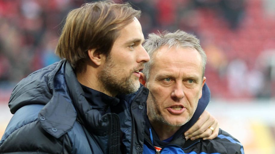 Zwei die sich necken und schätzen: Thomas Tuchel und Christian Streich. Mit den Jugendteams des SC Freiburg und Mainz 05 begegneten sie sich schon als Trainer in der A-Junioren-Bundesliga. Seitdem vebindet die beiden eine Hassliebe. Auf der einen Seite haben beide vor einander Hochachtung, auf der anderen Seite rasseln beide in schöner Regelmäßigkeit aneinander. Höhepunkt war ein Spiel 2012, als Tuchel seinem Kollegen wütend an den Kopf warf: "Irgendwann geb’ ich dir nicht mehr die Hand."