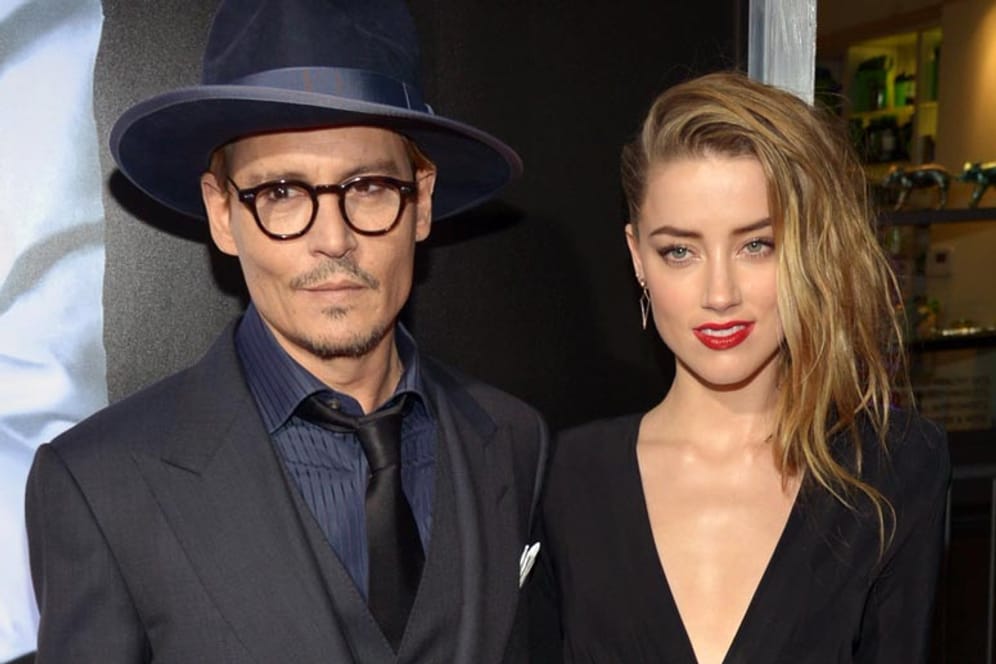 Monatelang schwieg sich Schauspieler Johnny Depp über seine Verlobung mit Amber Heard aus. Bei einer Pressekonferenz zu seinem Film "Transcendence" bestätigte er erstmals indirekt die Verlobung mit der 27-Jährigen und zeigte seinen Verlobungsring.