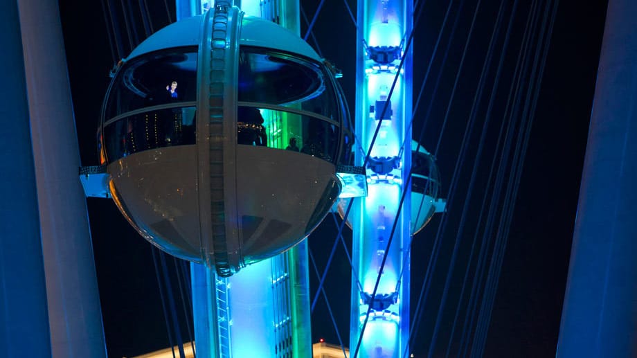 Bei Nacht wird das Riesenrad dank 2000 LED-Leuchten selbst zur Lichtskulptur.