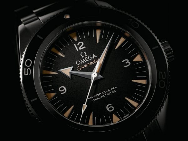 Omega Seamaster 300 Co-Axial. Die Uhr ist mit komplett neuen Materialien ausgerüstet, interpretiert aber die Ikone der Taucheruhren ansonsten in den altbekannten Linien. Die auf Vintage eingeschworenen Kunden wird es freuen.