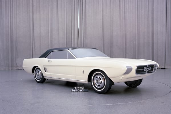 Die Entwicklung des Mustang begann Anfang der 60er Jahre. Der legendäre Auto-Manager Lee Iacocca verlangte nach einem sportlichen, aber erschwinglichen Viersitzer. Schon beim Tonmodell des Mustangs ist die später so erfolgreiche Grundform angelegt.
