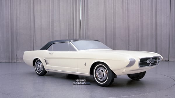 Die Entwicklung des Mustang begann Anfang der 60er Jahre. Der legendäre Auto-Manager Lee Iacocca verlangte nach einem sportlichen, aber erschwinglichen Viersitzer. Schon beim Tonmodell des Mustangs ist die später so erfolgreiche Grundform angelegt.