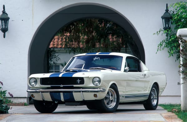 Für Hochleistungsversionen des Mustang konnte Ford den Le-Mans-Veteran Caroll Shelby gewinnen. Dieser Ford Mustang aus dem Jahre 1965 kommt auf eine Leistung von 375 PS.