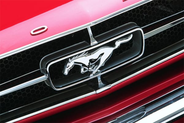 Die Faszination des Ford Mustang macht auch das berühmte Wildpferd-Logo an der Front aus.