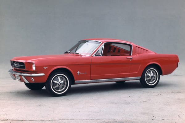 Besonders beliebt: Neben der normalen Coupé- und der Cabrio-Version gab es vom klassischen Mustang auch einen Fastback.