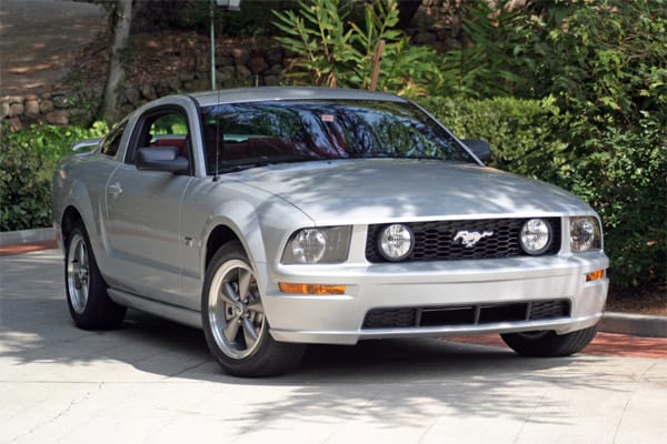 2005 besann sich Ford auf die gestalterischen Grundelemente der ersten Mustang-Generation und läutete damit einen Trend ein.