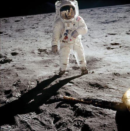 Die neue Apollo 11 feiert die erste Mondlandung vor 45 Jahren und natürlich die Uhr aus dem Hause Omega, die damals mit dabei war.