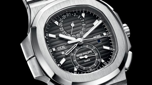 Von Patek Philippe kommt der Nautilus Travel Time Chronograph 5990. Die Chronographen-Drücker sind näher zur Krone gerückt. Praktisch sind die Tag-/Nacht-Anzeigen beider Zeitzonen.