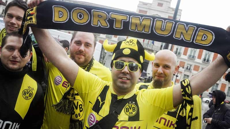 Auf geht´s zum Viertelfinal-Hinspiel zwischen Real Madrid und Borussia Dortmund in Estadio Santiago Bernabeu! Zumindest vor dem Anpfiff sind diese BVB-Supporter in Madrids Innenstadt bester Laune. Das Auswärts-Duell wird ohne Stürmer Robert Lewandowski zur echten Herausforderung für die Schwarz-Gelben.